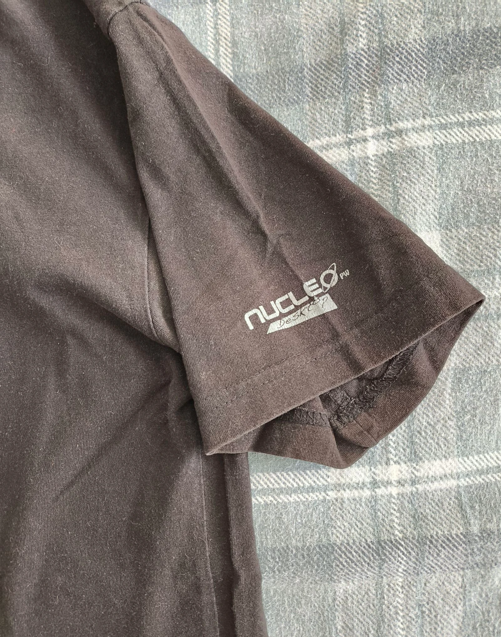 Camiseta negra con logo  – photo 3